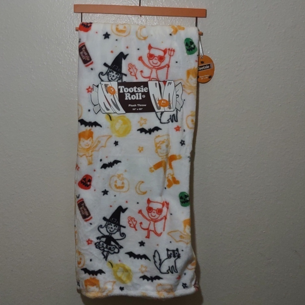 HALLOWEEN Tootsie Roll Plush Throw Kids in Halloween costumes 50x60in